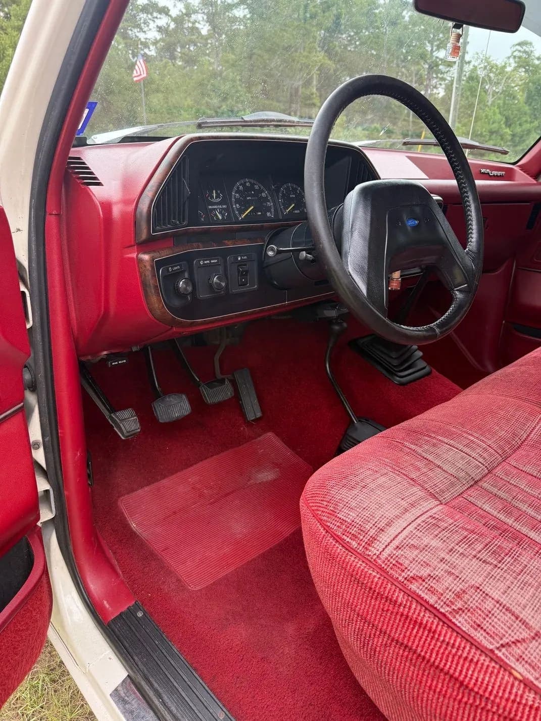 1991 Ford F-150 XLT Lariat, view