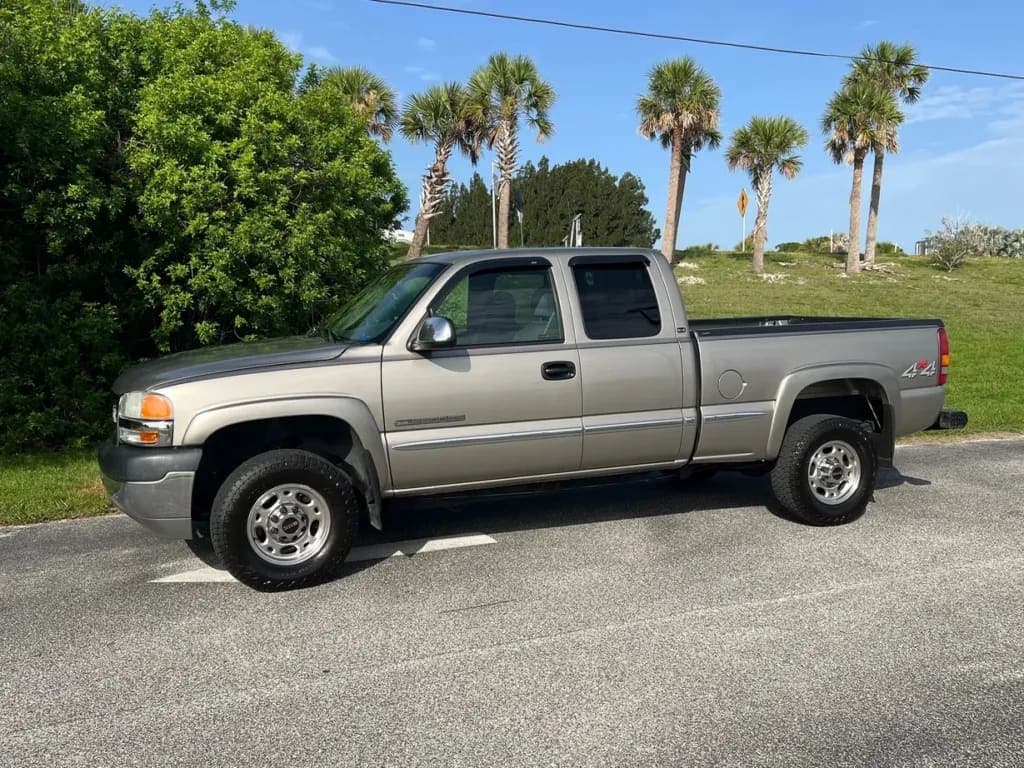 2001 GMC Sierra 2500HD SLE Extended exterior