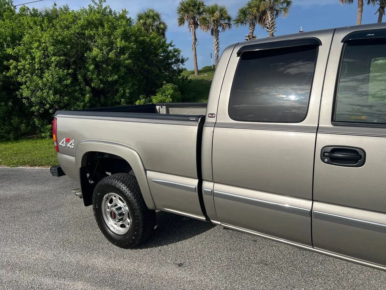 2001 GMC Sierra 2500HD SLE Extended, view