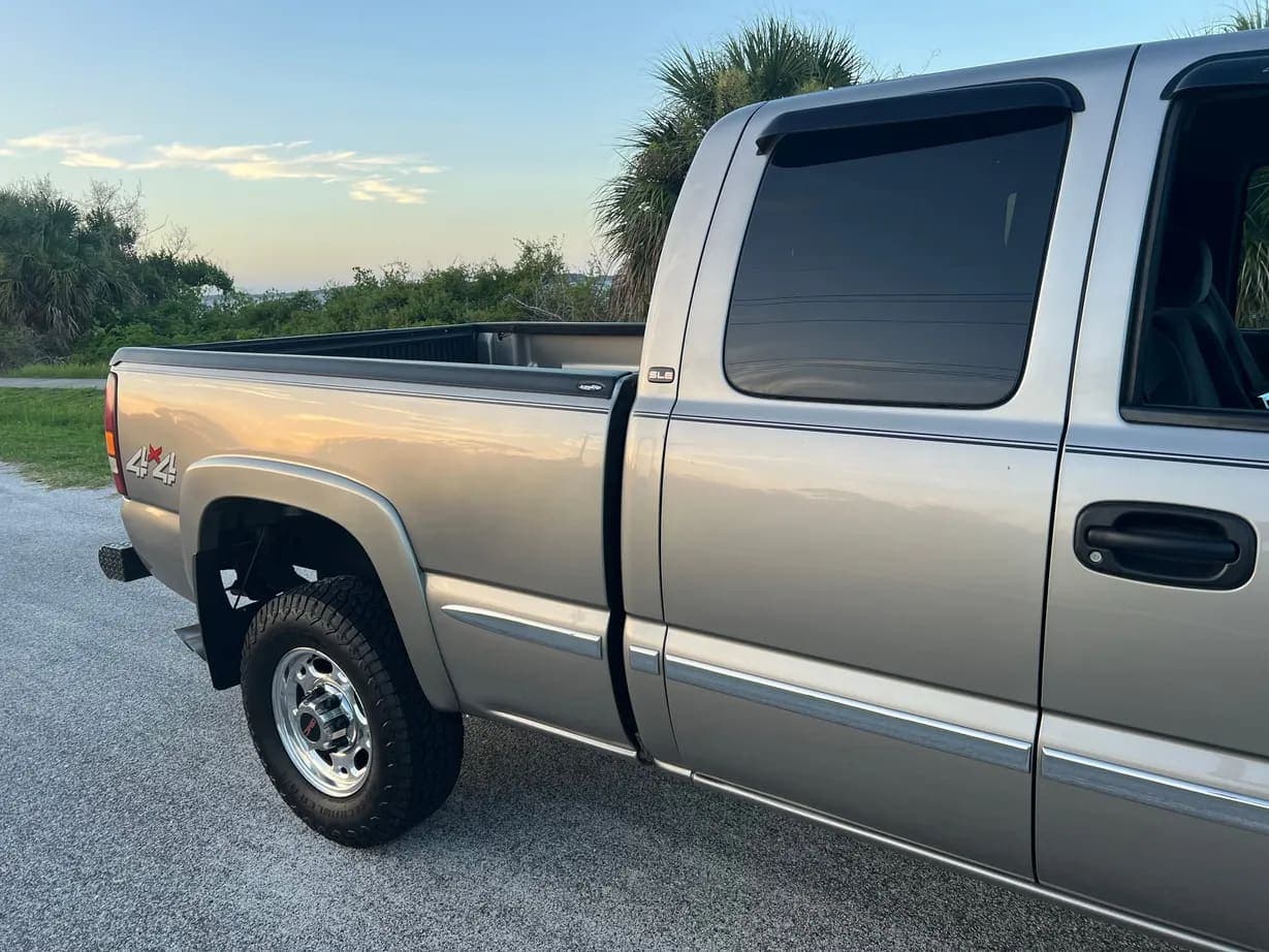 2001 GMC Sierra 2500HD SLE Extended, view
