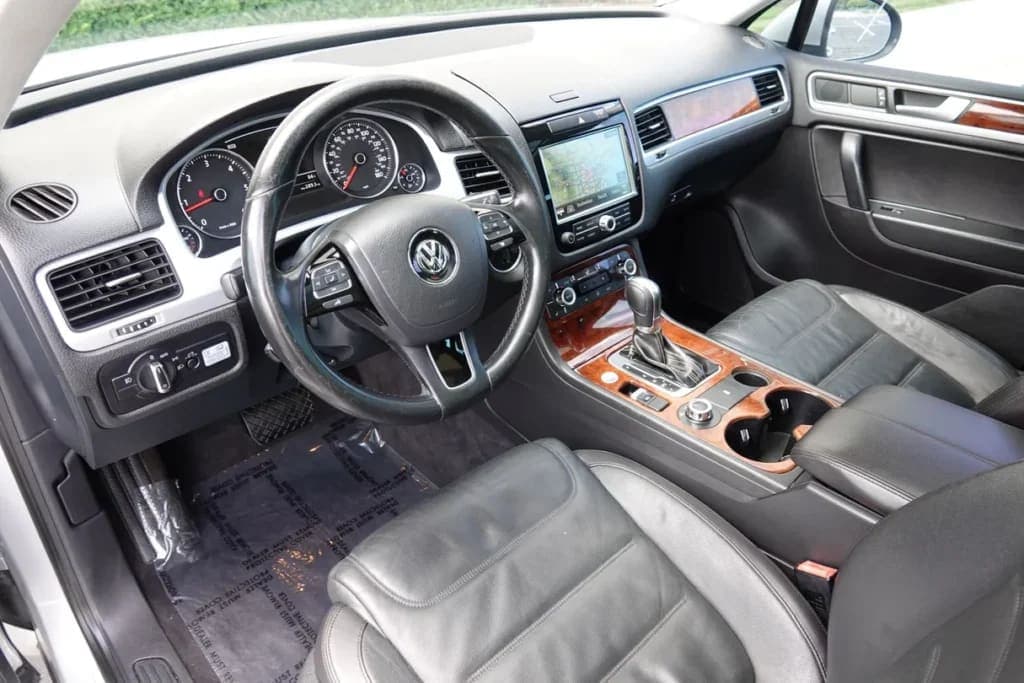 2014 Volkswagen Touareg Lux TDI, view