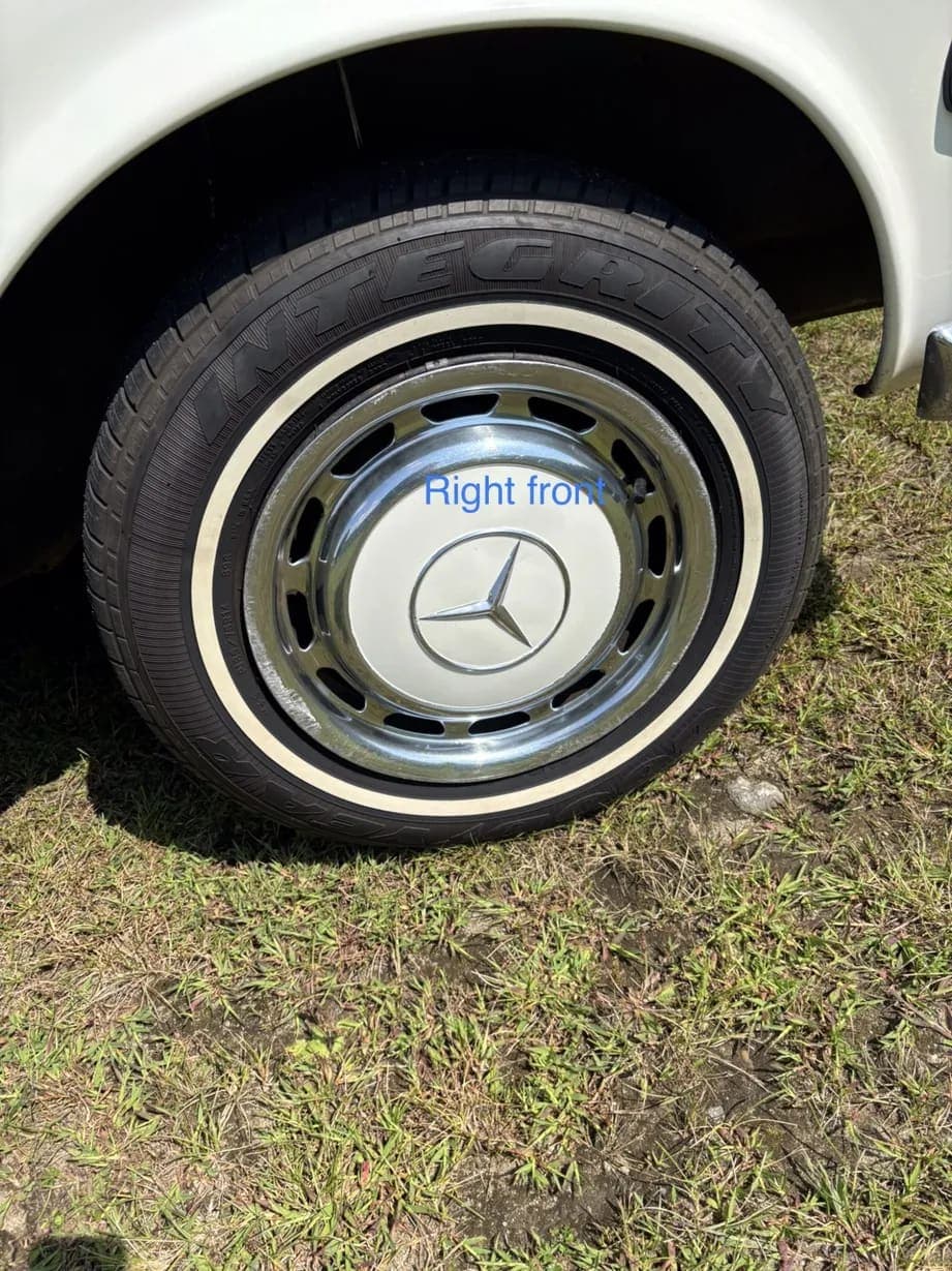 1971 Mercedes-Benz 280SL, view