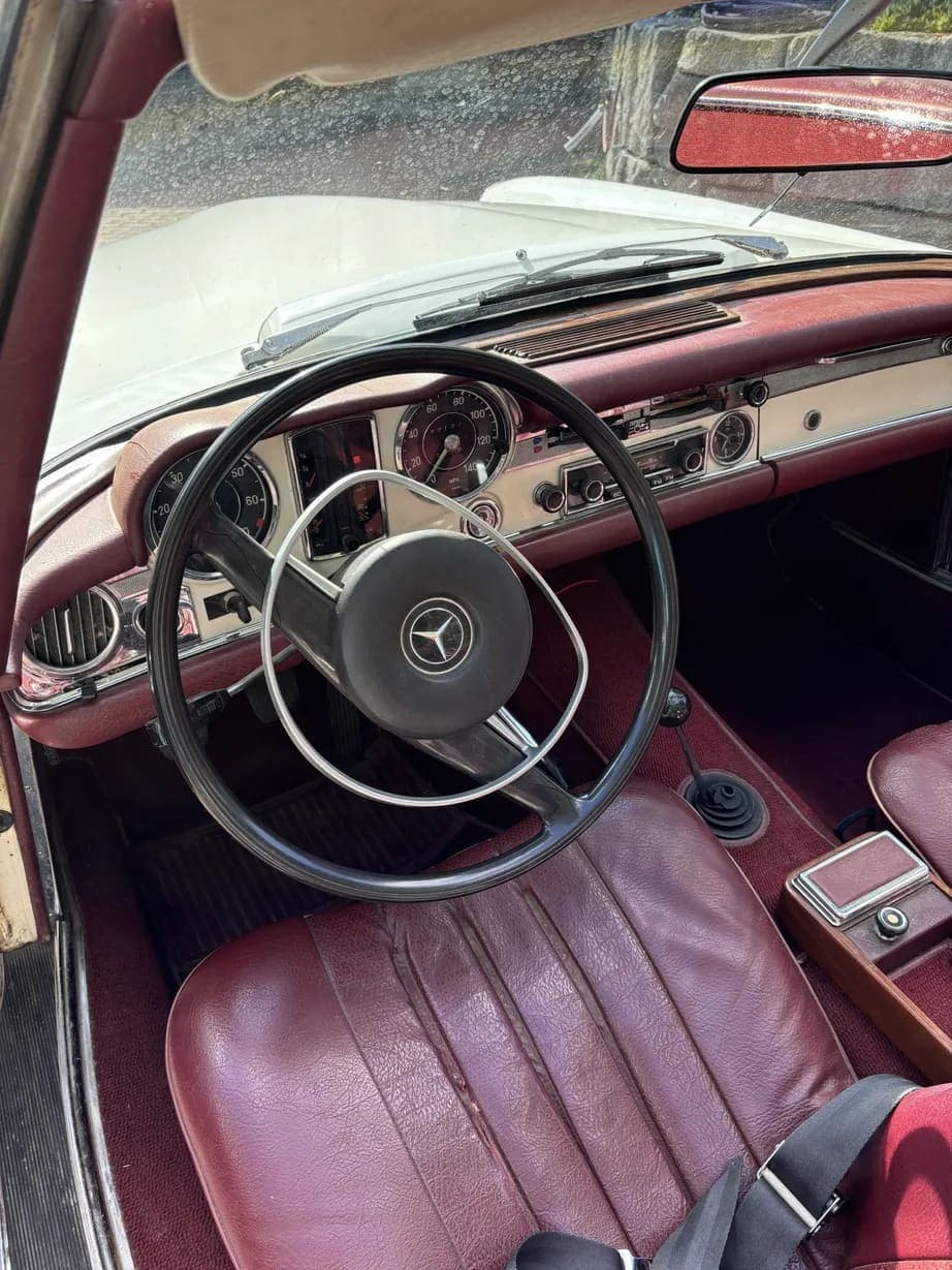 1971 Mercedes-Benz 280SL, view