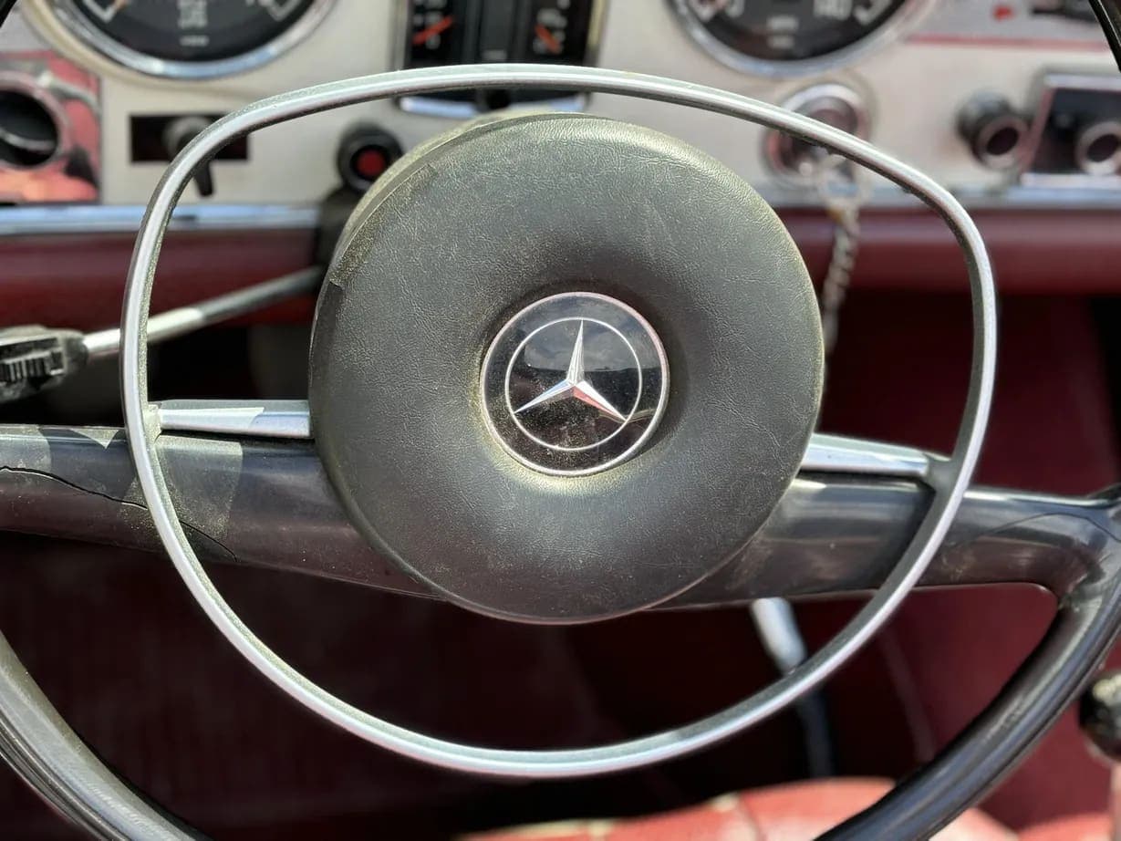 1971 Mercedes-Benz 280SL, view