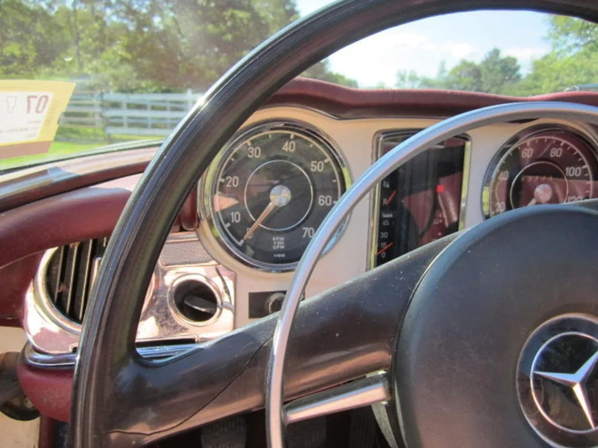 1971 Mercedes-Benz 280SL, view